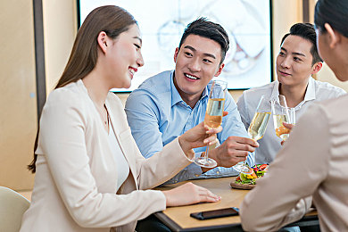 国产精品久久久久久久久动漫：动漫迷梦之旅：穿越经典角色，解锁奇幻冒险-2