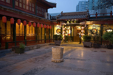 五六个变态拿羽毛玩弄她的尿孔：惊悚探秘：奇异行为之谜，人性与伦理的冲突-2