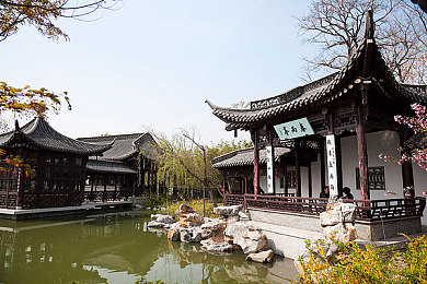 老师蹭桌角自慰叫出声了：声音魔法师：体验《桌角之声》的独特音效互动之旅-2