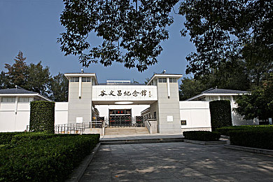小舞越跳衣服就越短：揭秘游戏奇观：小舞舞动间，衣衫渐短成谜团，趣味与警示并存-1