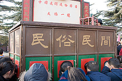 翁与小莹浴室欢爱51章视频：51章浴室情缘：翁与小莹的激情之旅，触动心灵深处的爱情篇章-1
