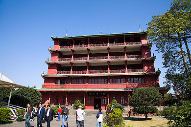 外国趴着脱裤子打屁股：网络热议：公共场所不文明行为引发道德与隐私双重思考-1