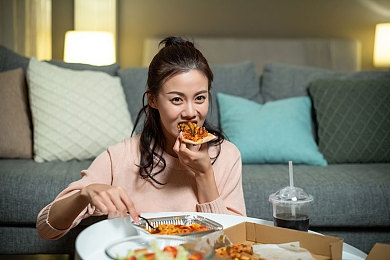 张婉莹和桃专供的图片：友谊共筑事业，团建情缘揭秘：桃李芬芳创业梦-2