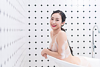 老师让女班长脱了内裤打屁股：教师当众体罚女班长事件引发热议，教育伦理红线被触碰，社会呼吁严惩！