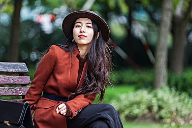 和平精英女生胸罩里面：热门游戏和平精英角色设计争议频发，女性形象引玩家热议与反思-2